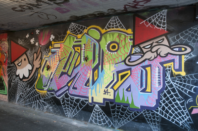 825714 Afbeelding van een stuk graffiti met deUtrechtse Kabouter (KBTR) op de wand van de fietstunnel onder het ...